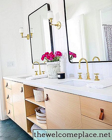 Détails décoratifs complètent une salle de bain propre et symétrique