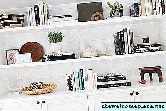 Дизайнер Эмбер Льюис о том, как украсить ваш книжный шкаф