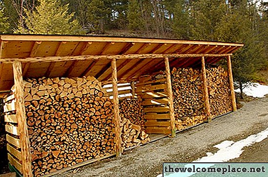 Conceptions pour construire un hangar à bois pour stocker le bois de chauffage