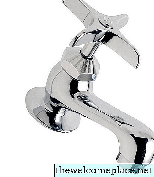 Différence entre les robinets en bronze huilé et en bronze brossé