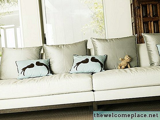 Különbségek a négyzet alakú kanapék és a T párnázó kanapék között