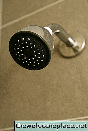 Anweisungen zur Verwendung von CLR zum Reinigen von Duschköpfen
