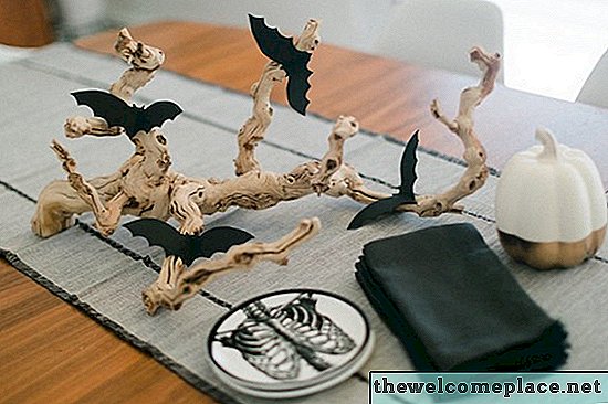 Centro de mesa de Halloween de ramo de morcego DIY que é fácil, não brega