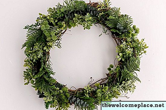 DIY Faux Evergreen Wreath (que vous pouvez réutiliser chaque Noël)