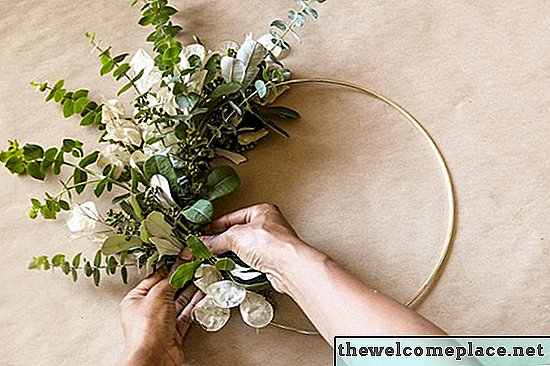 DIY Gold Hoop Kranz mit Eukalyptus