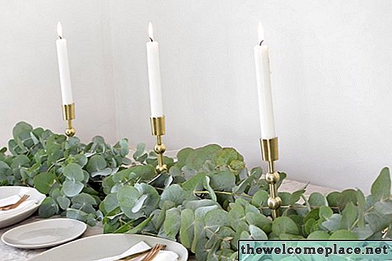 Caminho de mesa DIY usando folhas de eucalipto