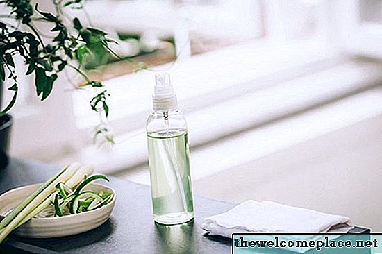 Reinigen Sie jeden Tag mit diesem DIY Lemongrass All-Natural Spray Cleaner