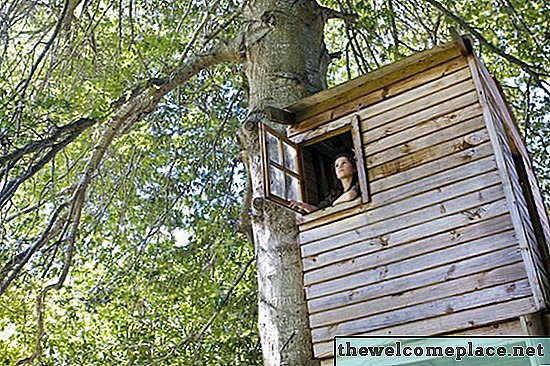 Чи потрібно мені дозвіл на будинок з дерева у моєму дворі?