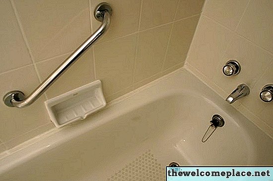 هل التبييض يصب حوض الاستحمام؟