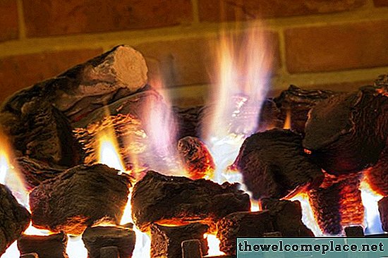 堅木張りの床に置いた場合、私のガス暖炉には囲炉裏が必要ですか？