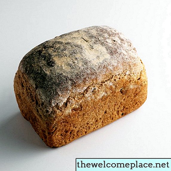 La forma más fácil de quitar una hogaza de pan pegado de una máquina de hacer pan