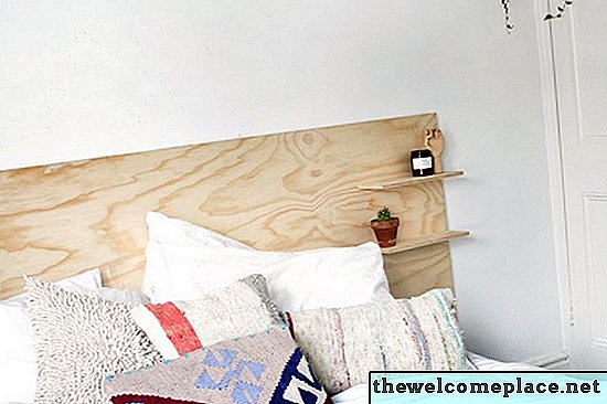 Tête de lit moderne en contreplaqué facile à fabriquer avec tablettes intégrées