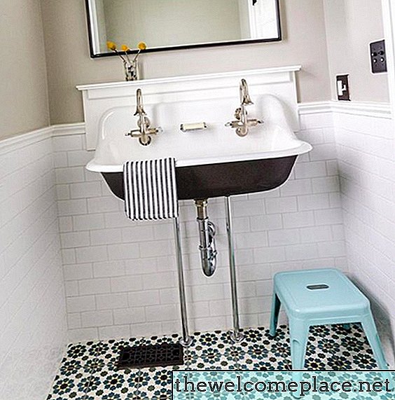 Elevar um banheiro pequeno com azulejo de declaração