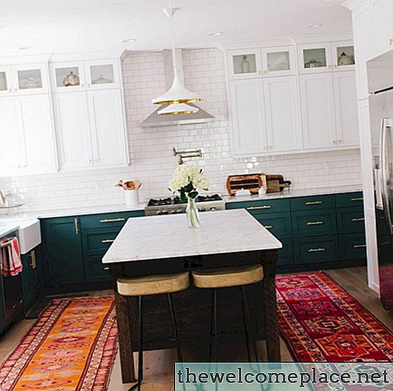 Los gabinetes de color verde esmeralda son exactamente lo que su cocina necesita en este momento