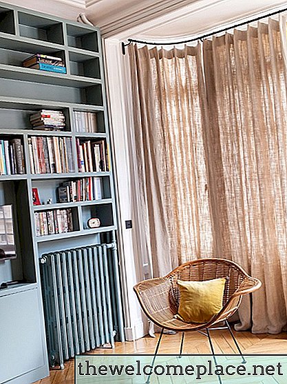 Um apartamento parisiense ideal para famílias equilibra cores com classe