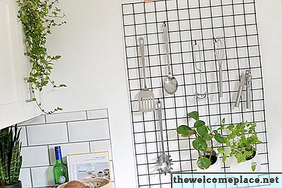 Para espacios pequeños de cocina, use este práctico organizador de pared DIY para sostener utensilios