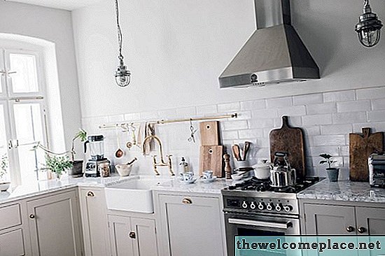 Za vaše razmatranje: Sivi ormarići u kuhinji