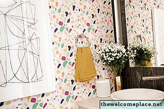 Desde pintura hasta papel tapiz, aquí hay formas brillantes de diseñar las paredes de su baño