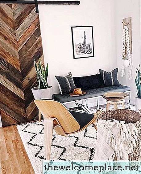 Verleihen Sie Ihrem Wohnzimmer Desert-Chic-Flair mit Mustern und Texturen