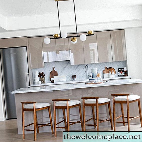 Glänzende und vergoldete Oberflächen verleihen einer minimalistischen Küche ein ultra-luxuriöses Aussehen