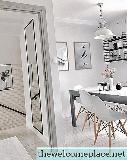 Uma paleta cinza e branco cria uma sala de jantar escandinava serena