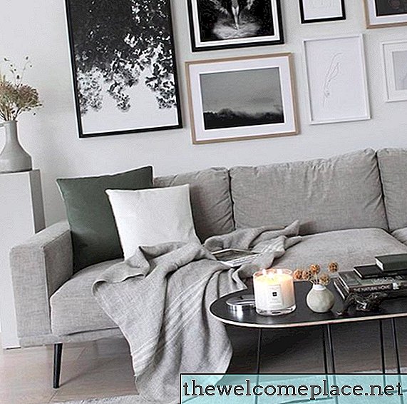 Monocromático cinza cria uma aconchegante sala de estar