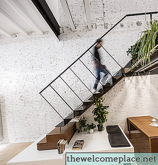 O piso térreo desta casa texturizada de Barcelona já foi uma loja