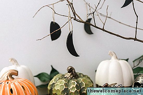 Ornamentos em forma de lua de Halloween que são fofos e fáceis de fazer
