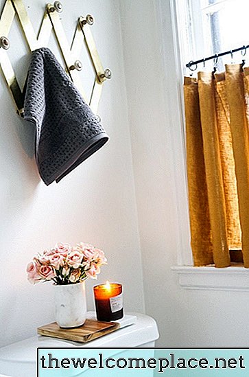 Tenha uma janela única no seu banheiro? Aqui estão 9 idéias de cortina de banheiro para salvar o dia