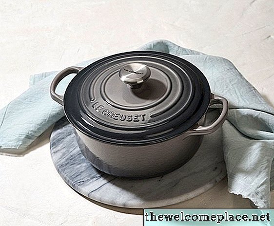 Heads Up: Ο Le Creuset έχει μια μαζική πώληση τώρα