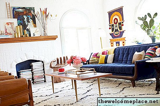 Вот лучшие способы снять красочную тенденцию дивана, не разрушая вашу гостиную