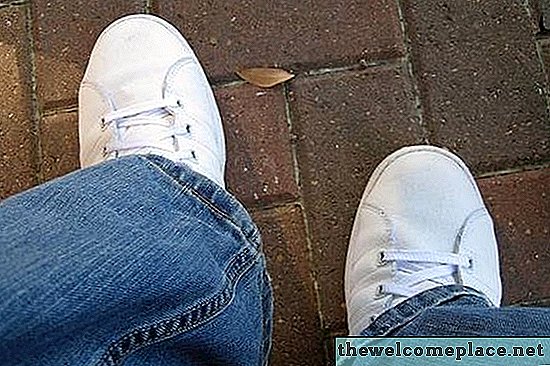 Haupthilfsmittel für das Säubern der weißen Schuhe