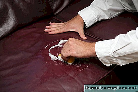 العلاجات المنزلية لتنظيف الأريكة