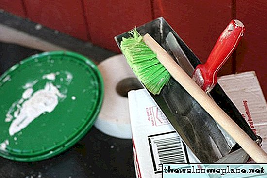 Αρχική διορθωτικά μέτρα για να καθαρίσετε Sheetrock λάσπη από κεραμικά πλακάκια δαπέδου