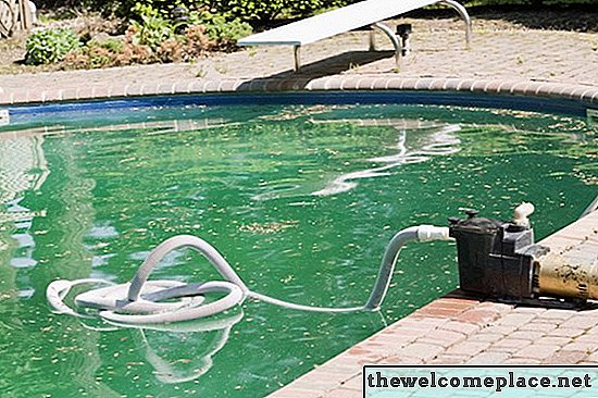 Mājas risinājums mākoņainam baseina ūdenim