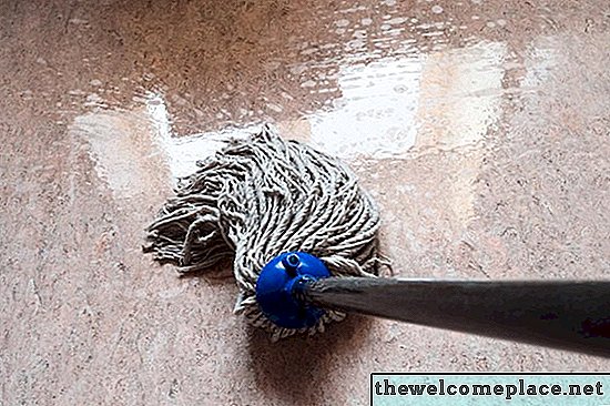Líquido de limpeza caseiro para um piso de linóleo