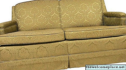 ¿Cómo se puede decorar con un sofá marrón?