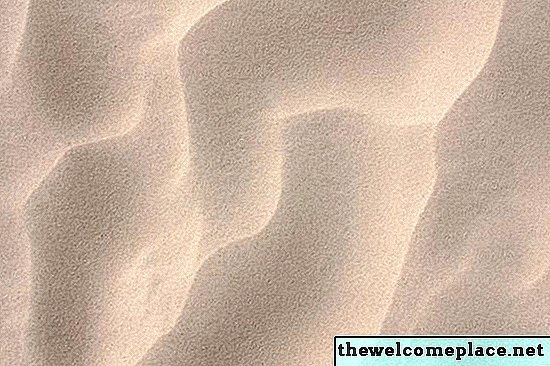 Hvor dypt skal sanden ligge i et basseng over bakken?
