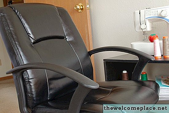 Wie reinige ich Haare und Schmutz von einem Lenkrad auf einem Stuhl?