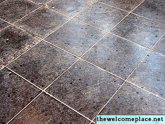 アンモニアまたは酢でタイルの床をきれいにする方法は？