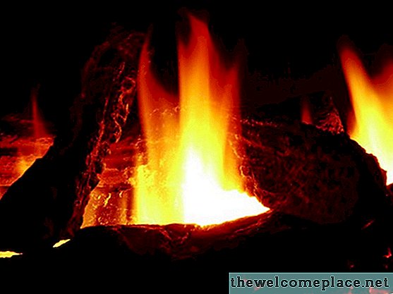 Comment refroidir les bûches de cheminée qui brûlent trop?