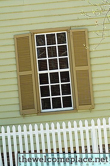 Jak usunąć okiennice domowe ze śrubami z tworzywa sztucznego bez główki?