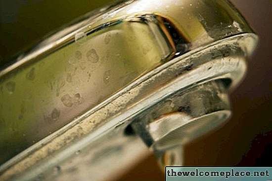 كيف يمكنني إزالة بقع الماء من الكروم الحنفيات في حمامي؟