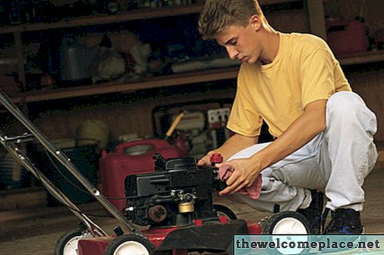 ¿Cómo reparo una cortadora de césped autopropulsada Troy-Bilt?