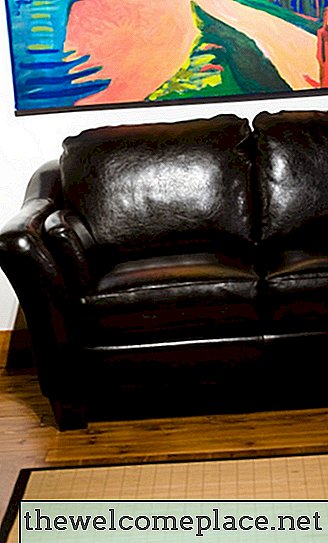 Kā jūs saglabājat ādas dīvānu, kas ir sauss, saplaisā un kaisa?