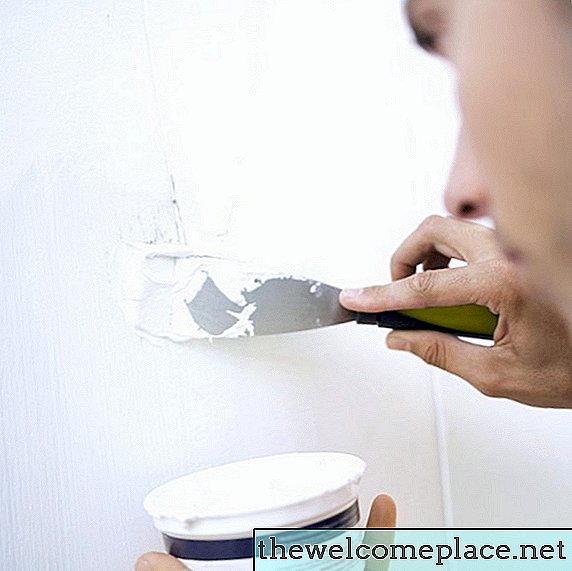 ¿Qué tan difícil es hacer un agujero en una pared de yeso?