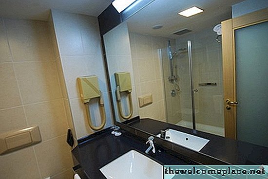 Quanto in alto sopra uno specchio cosmetico dovresti montare una luce?