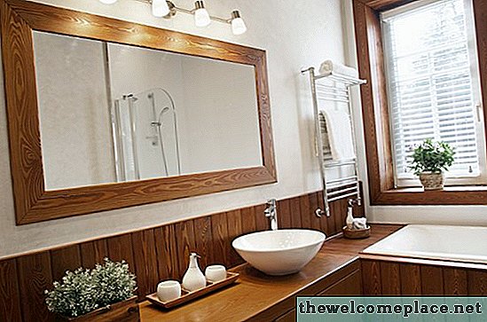 Wie hoch sollte ich einen Badezimmerspiegel aufhängen?