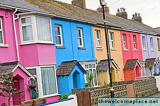 Скільки коштує фарбувати будинок?