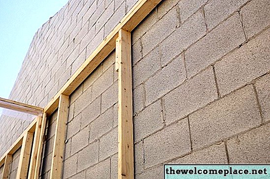 Quanto vergalhão é usado na construção de uma parede de blocos?
